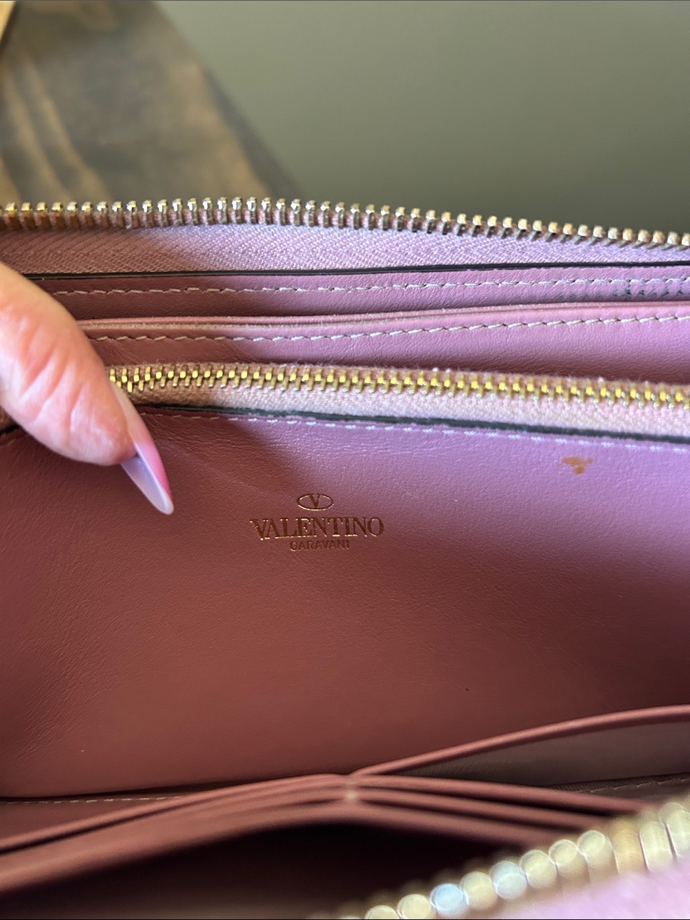 464. Valentino Garavani Pink Zip-Around Rockstud Wallet with Gold Studs - Picture 10 of 10